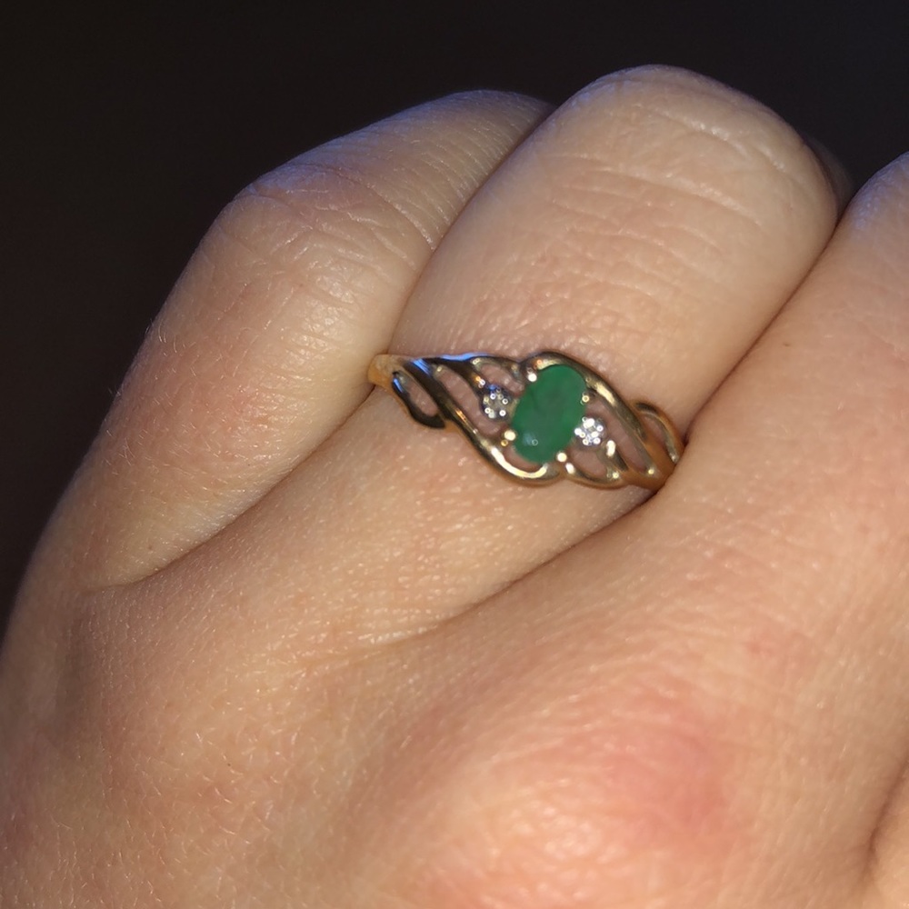 Emerald Stone Flanked By Two Diamonds Ring - image 3